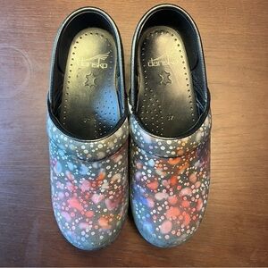 Dansko women’s professional clogs. Patterned. Size 37eu; 7us.